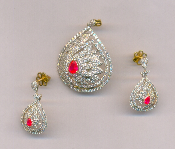 DIAMOND HALF SET PENDENT FANCY