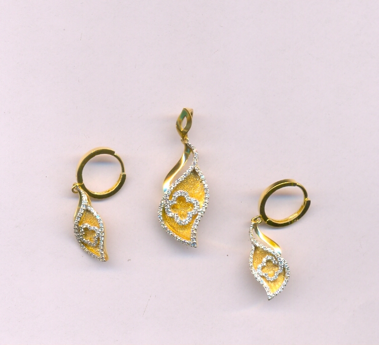 DIAMOND HALF SET PENDENT DESIGNER