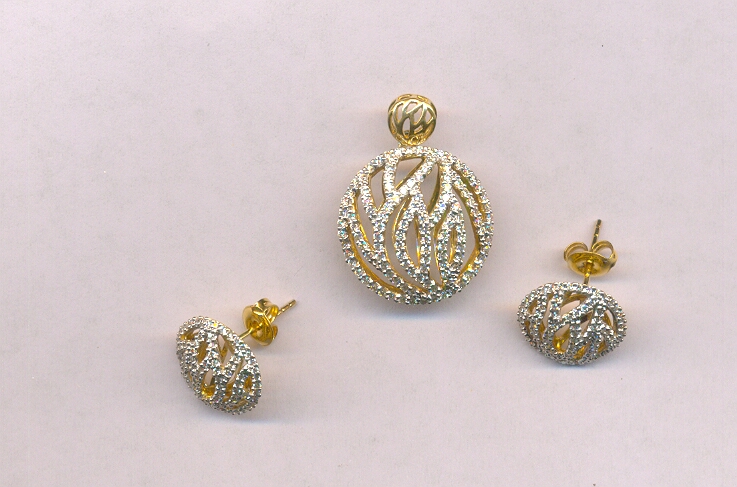 DIAMOND HALF SET PENDENT FANCY