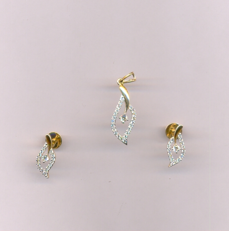 DIAMOND HALF SET PENDENT FANCY
