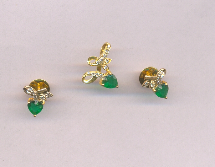 DIAMOND HALF SET PENDENT FANCY