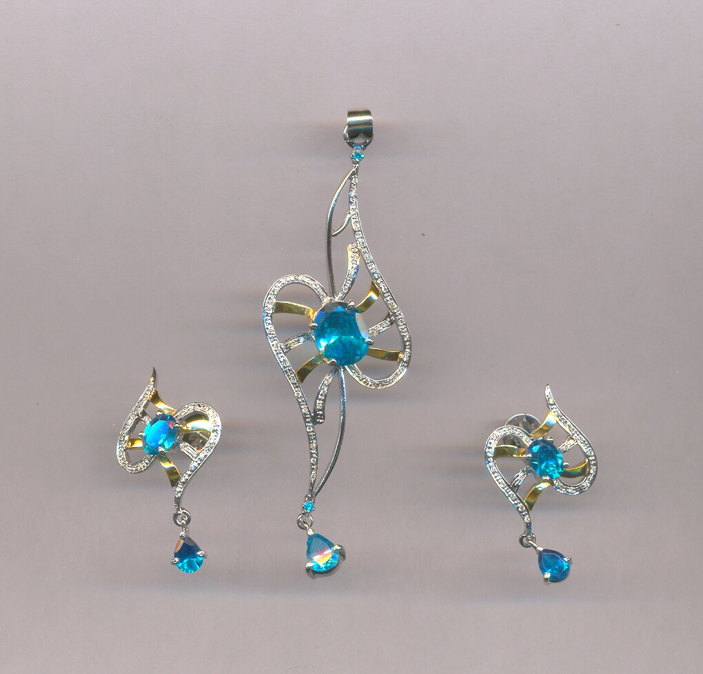 DIAMOND HALF SET PENDENT FANCY