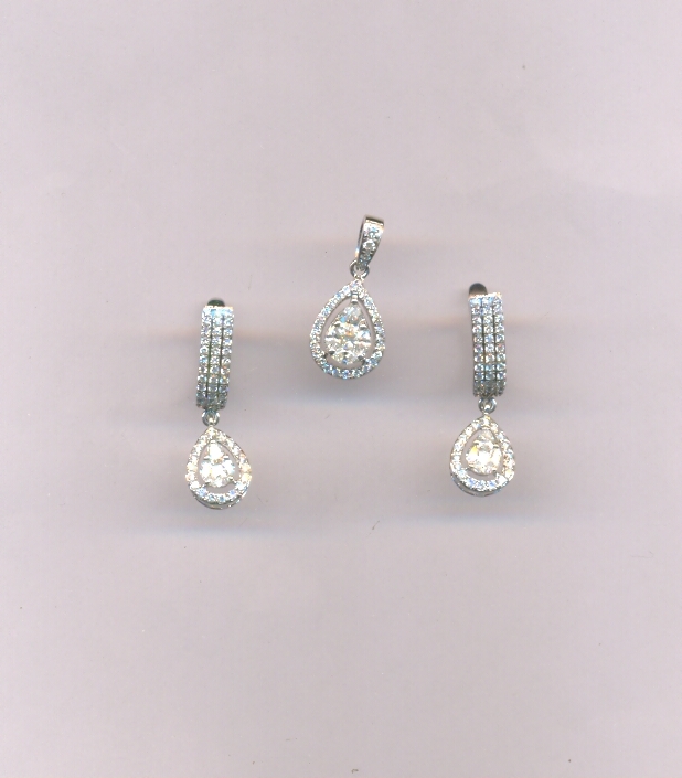 DIAMOND HALF SET PENDENT FANCY