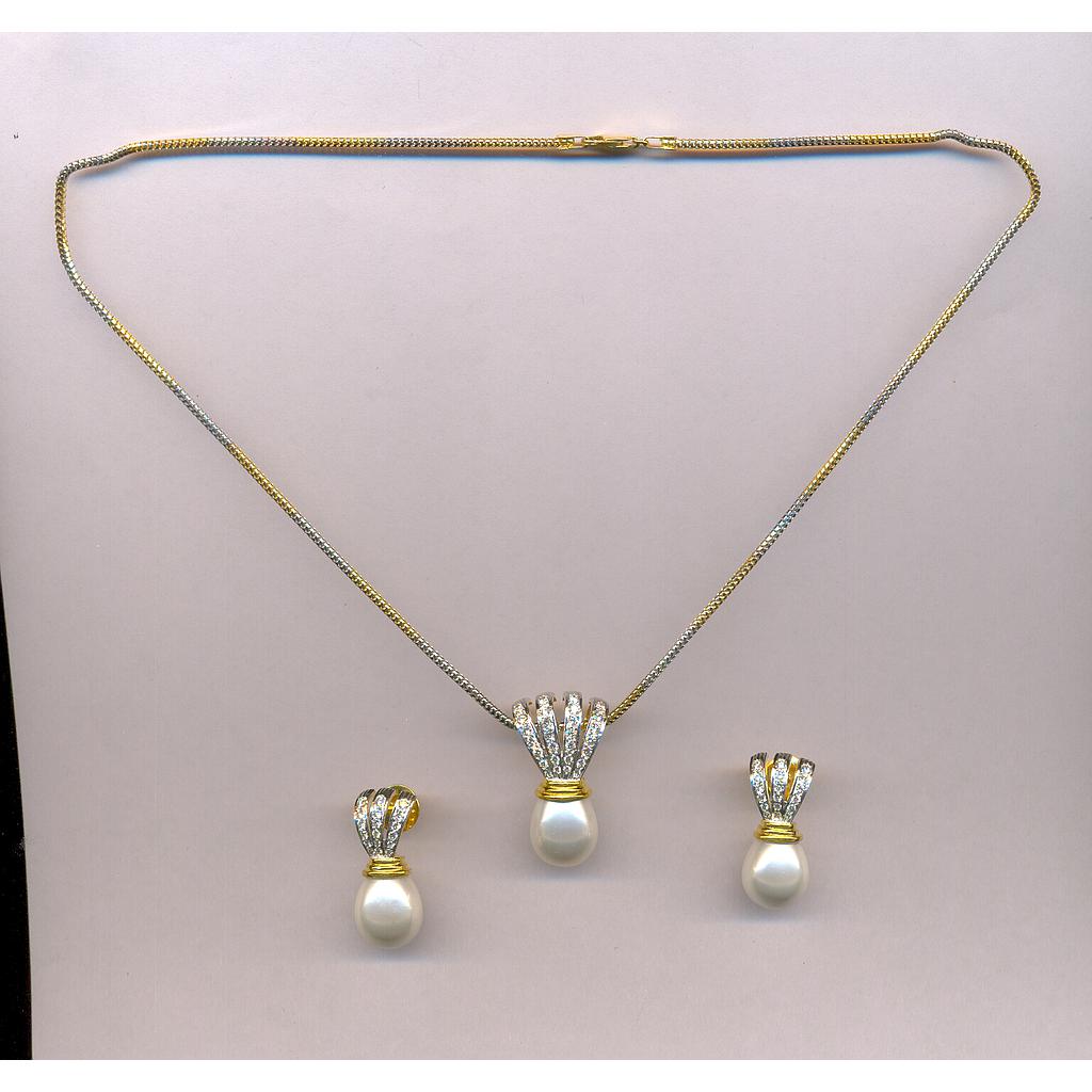 DIAMOND HALF SET PENDENT FANCY