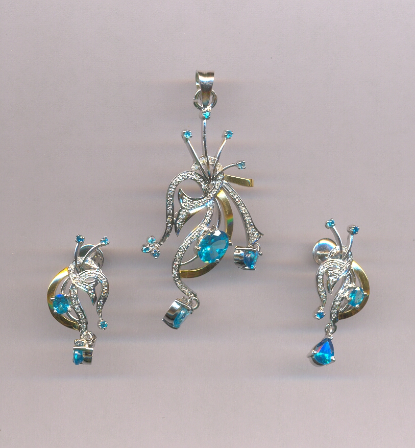 DIAMOND HALF SET PENDENT FANCY