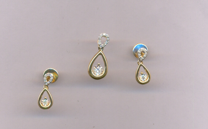 DIAMOND HALF SET PENDENT FANCY