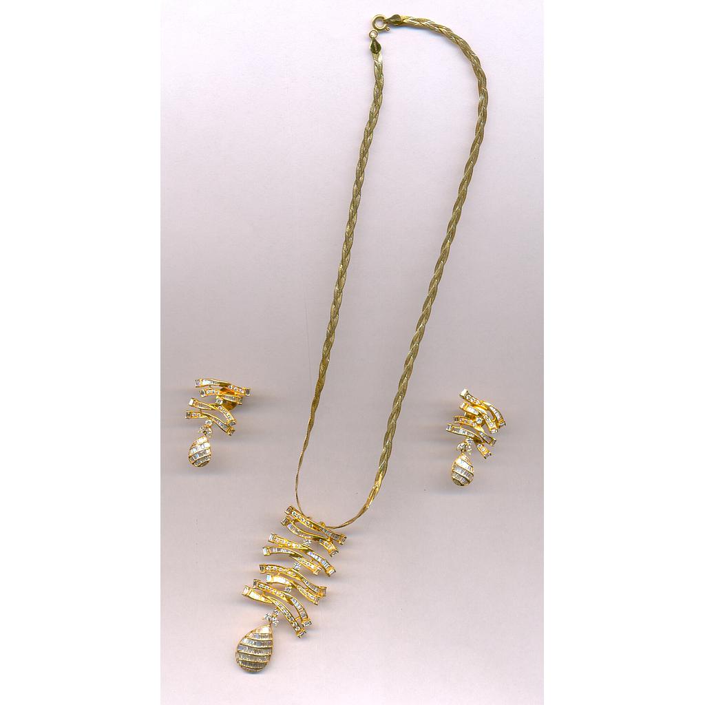 DIAMOND HALF SET PENDENT FANCY