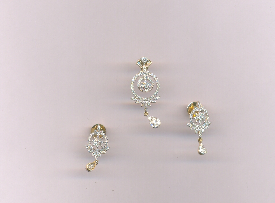 DIAMOND HALF SET PENDENT FANCY