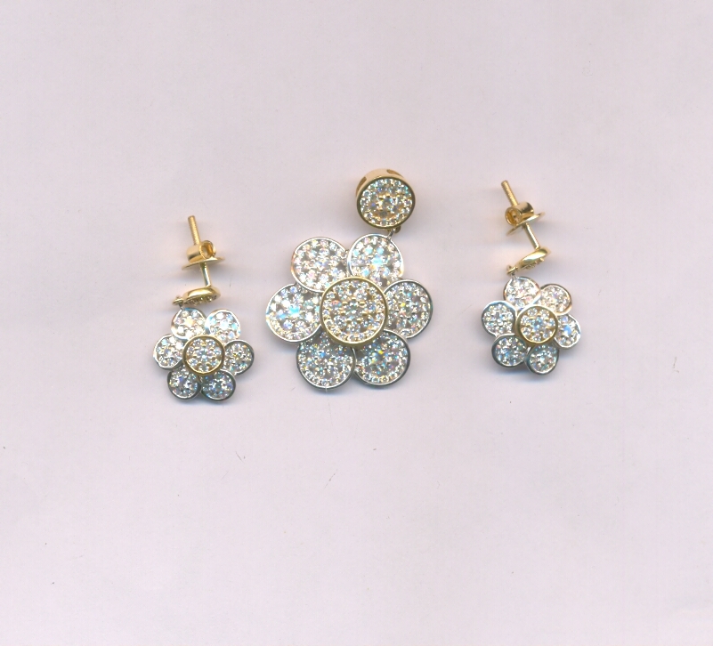 DIAMOND HALF SET PENDENT FANCY