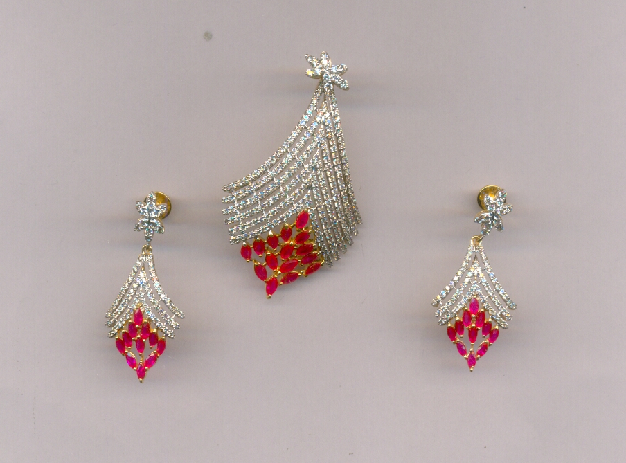 DIAMOND HALF SET PENDENT FANCY