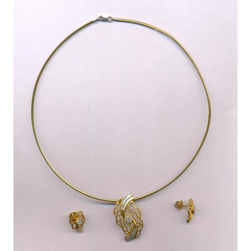 DIAMOND HALF SET PENDENT FANCY