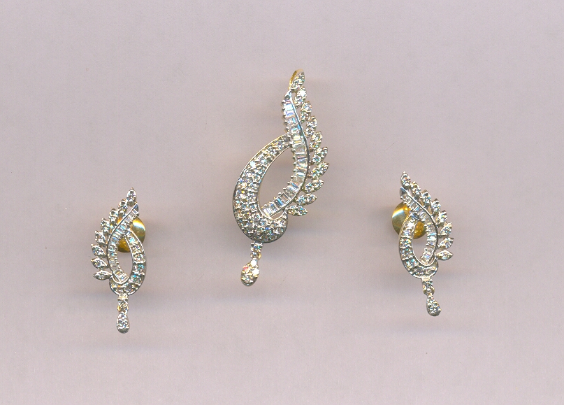 DIAMOND HALF SET PENDENT FANCY