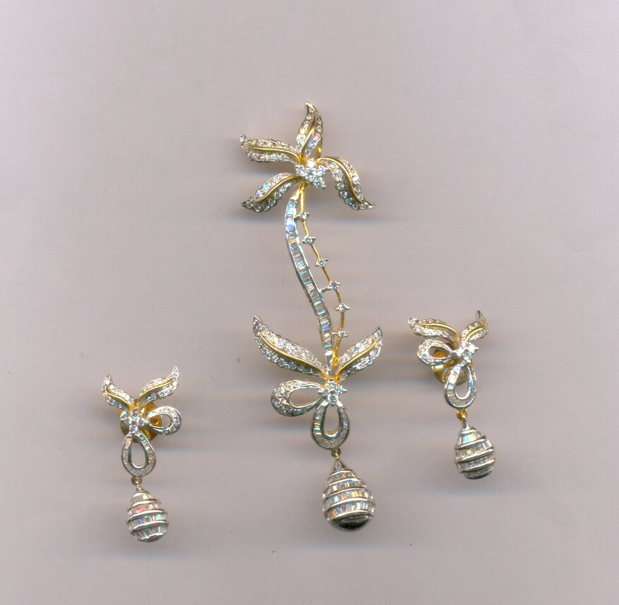 DIAMOND HALF SET PENDENT