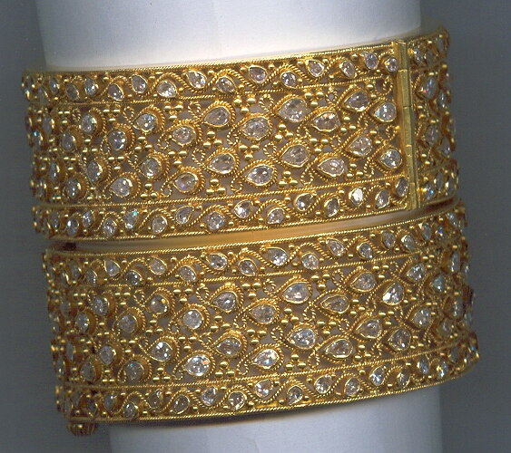 GOLD BANGLE DESIGNER EXCLUSIVE