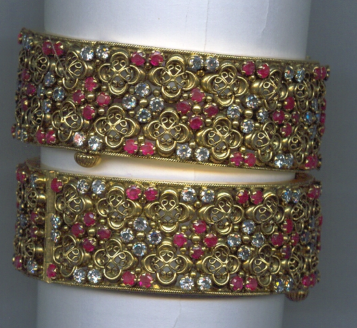 GOLD BANGLE DESIGNER EXCLUSIVE