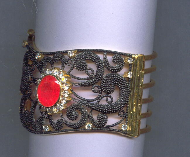 GOLD BANGLE DESIGNER EXCLUSIVE
