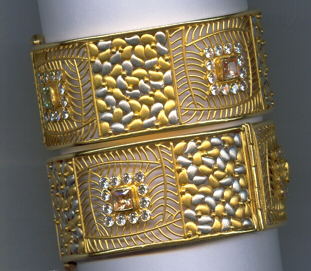 GOLD BANGLE DESIGNER EXCLUSIVE