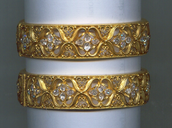 GOLD BANGLE DESIGNER EXCLUSIVE