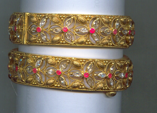 GOLD BANGLE DESIGNER EXCLUSIVE