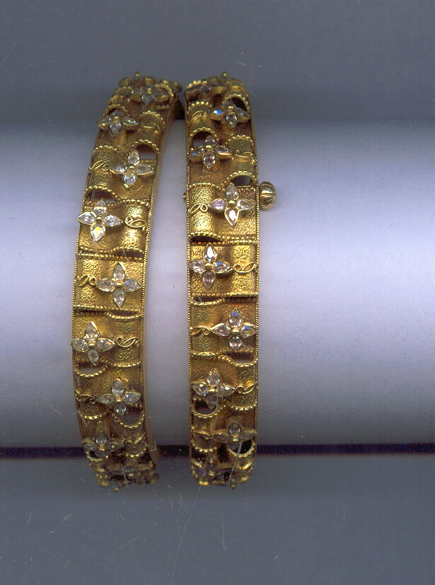 GOLD BANGLE DESIGNER EXCLUSIVE