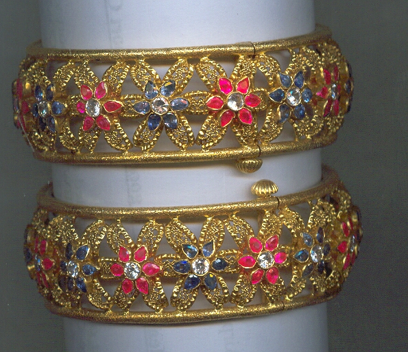 GOLD BANGLE DESIGNER EXCLUSIVE