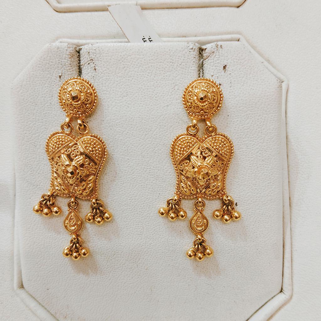 GOLD HANGING