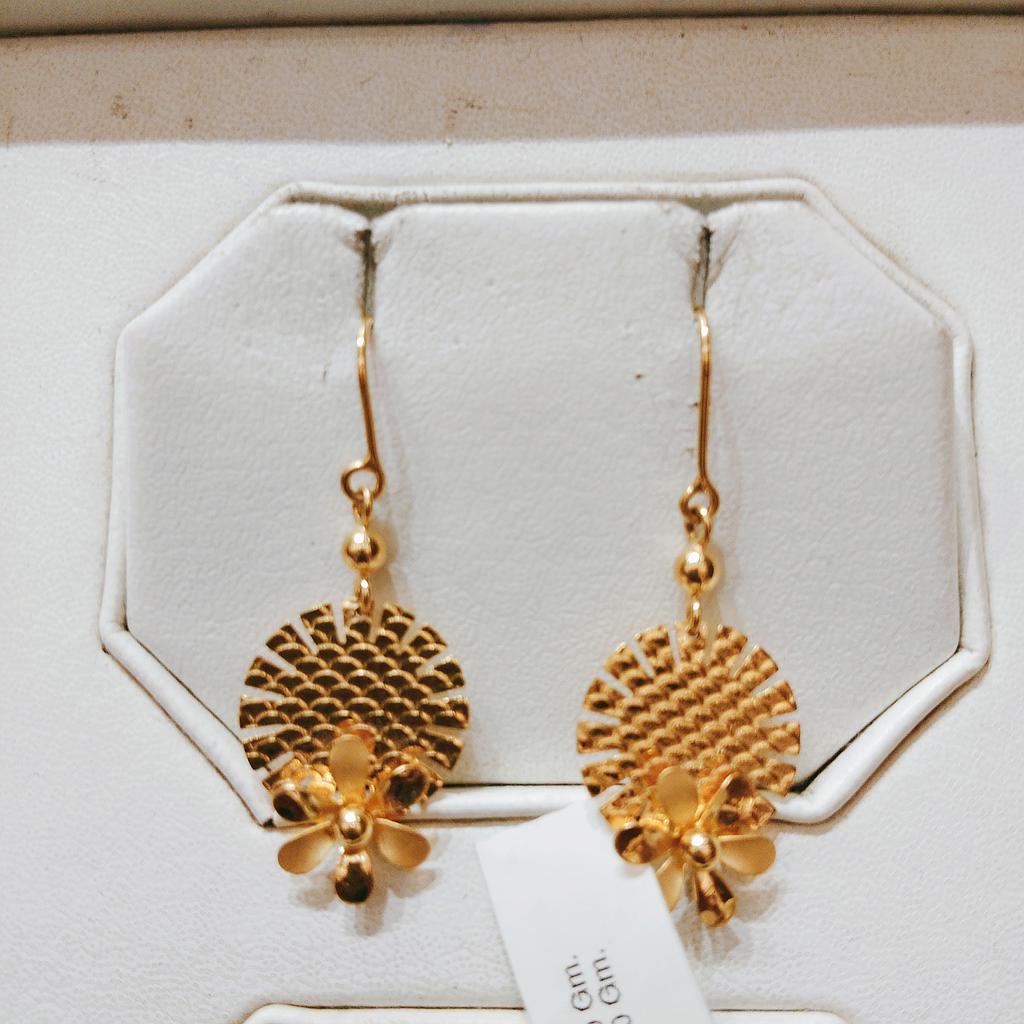 GOLD HANGING CASTING EXCLUSIVE