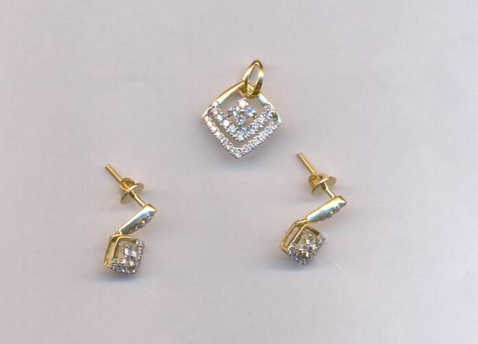 DIAMOND HALF SET PENDENT