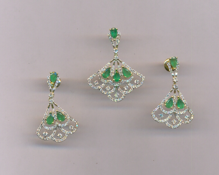DIAMOND HALF SET PENDENT
