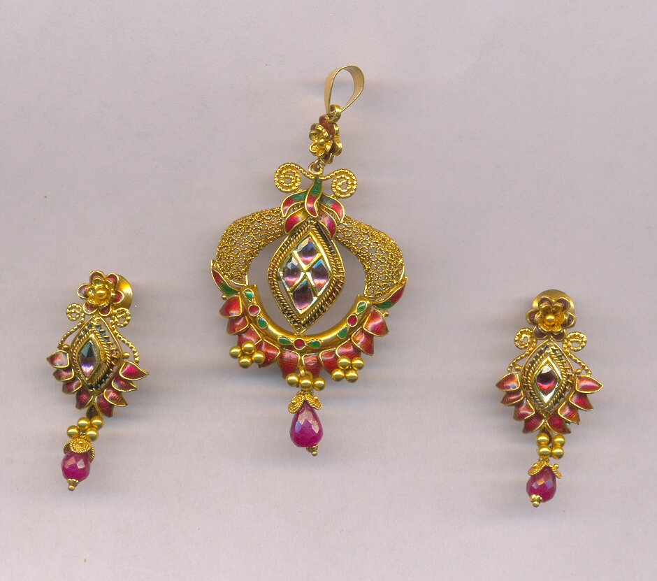 GOLD HALF SET PENDENT ANTIQUE EXCLUSIVE