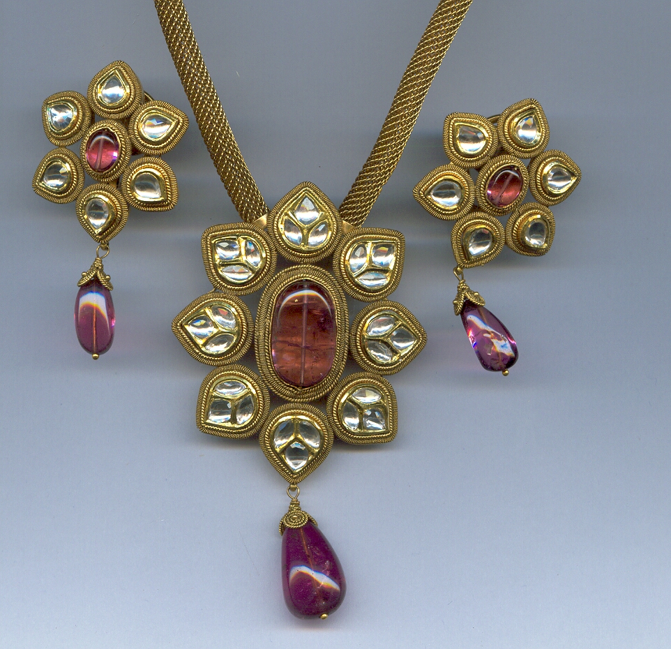 GOLD HALF SET PENDENT ANTIQUE EXCLUSIVE