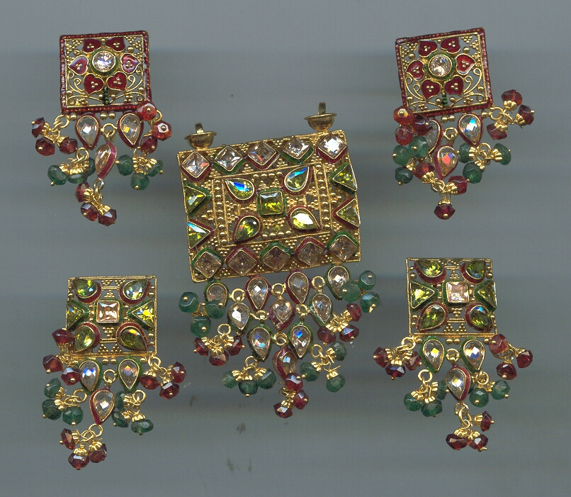 GOLD HALF SET PENDENT ANTIQUE EXCLUSIVE