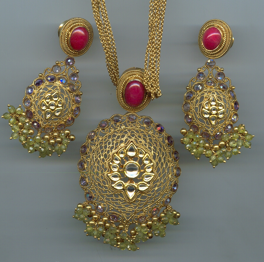 GOLD HALF SET PENDENT ANTIQUE EXCLUSIVE