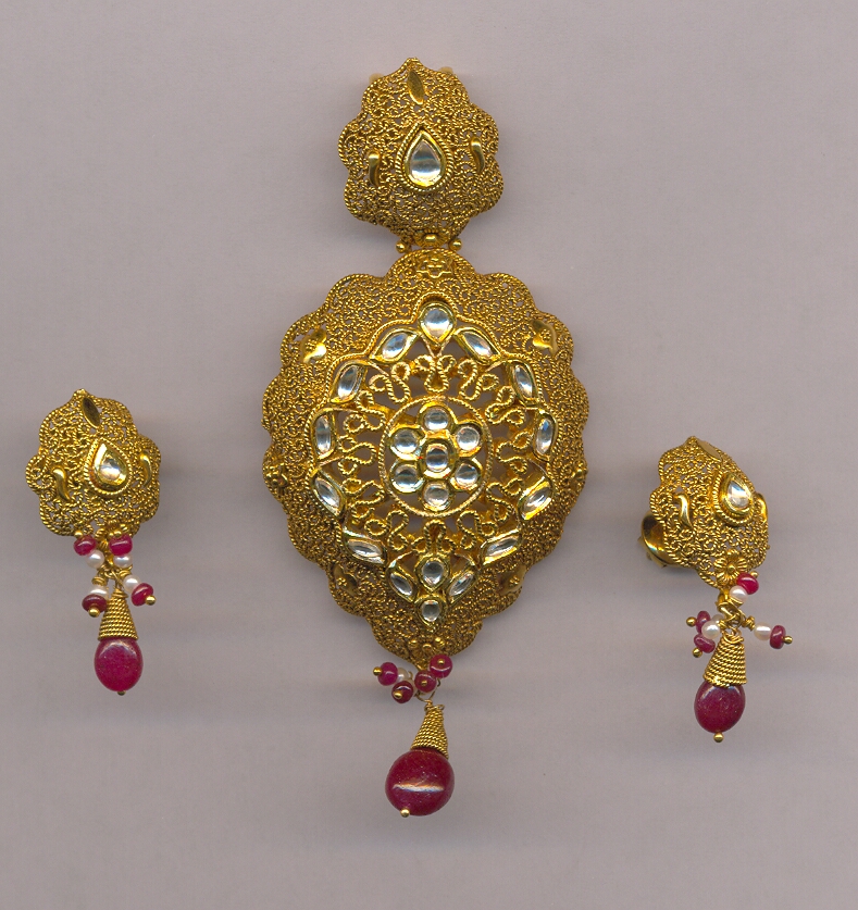 GOLD HALF SET PENDENT ANTIQUE EXCLUSIVE