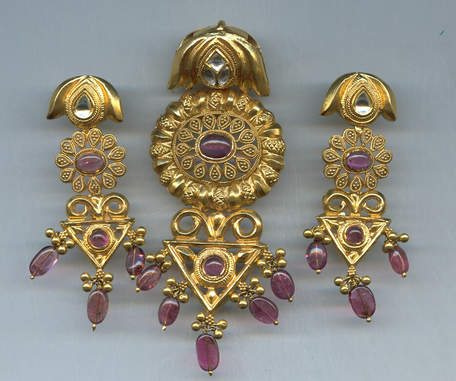 GOLD HALF SET PENDENT ANTIQUE EXCLUSIVE