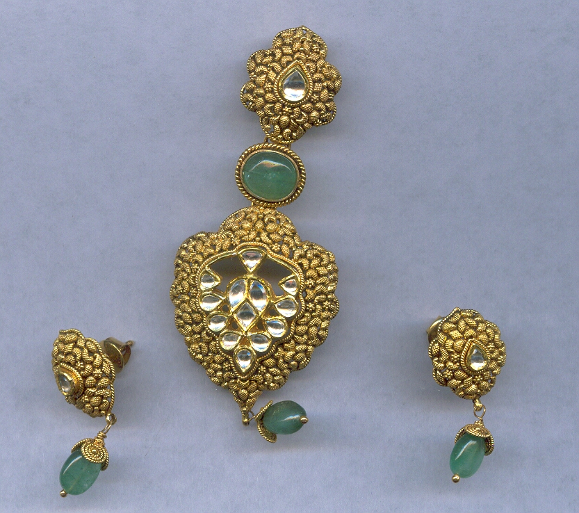 GOLD HALF SET PENDENT ANTIQUE EXCLUSIVE