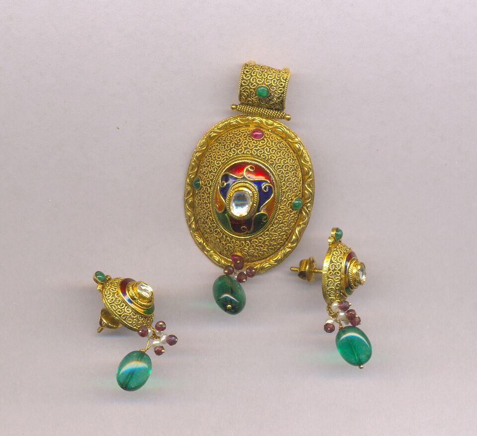 GOLD HALF SET PENDENT ANTIQUE FANCY