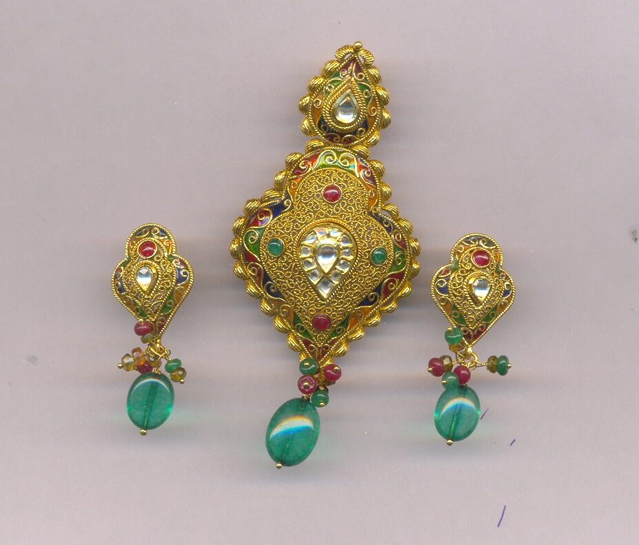 GOLD HALF SET PENDENT ANTIQUE FANCY