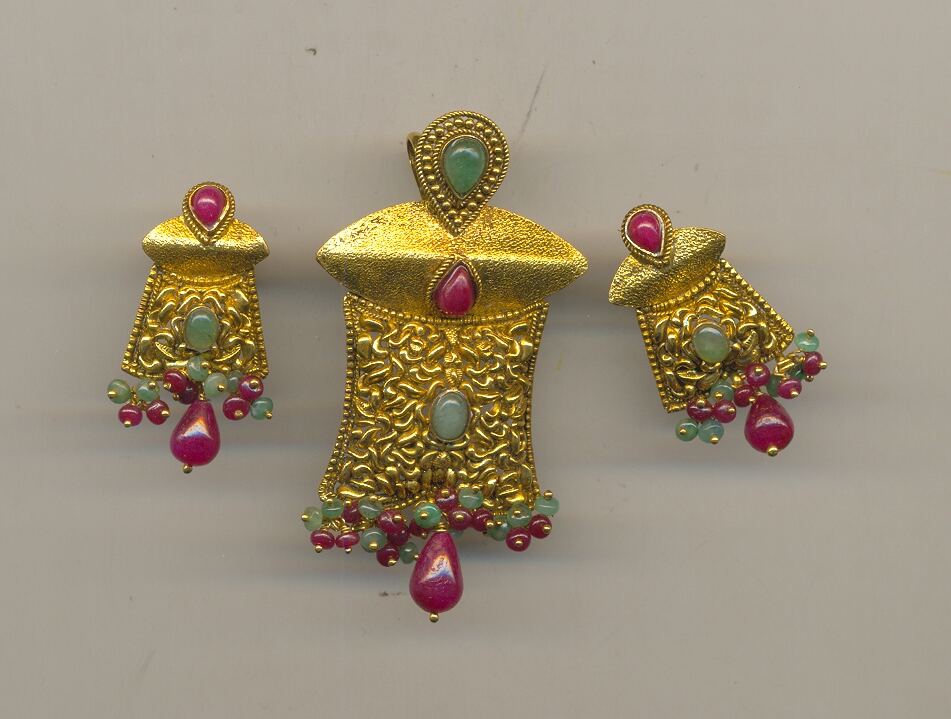 GOLD HALF SET PENDENT ANTIQUE FANCY
