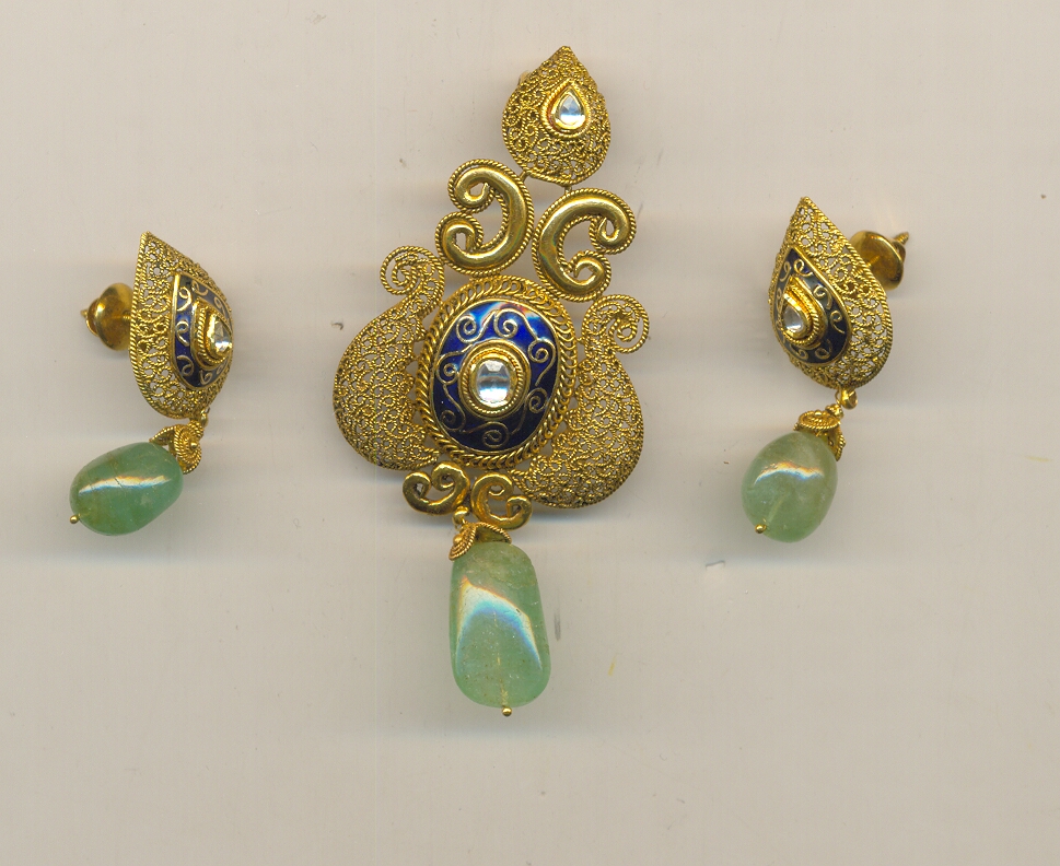 GOLD HALF SET PENDENT ANTIQUE FANCY