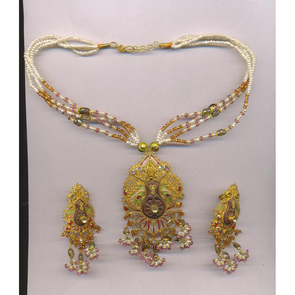 GOLD HALF SET PENDENT ANTIQUE FANCY