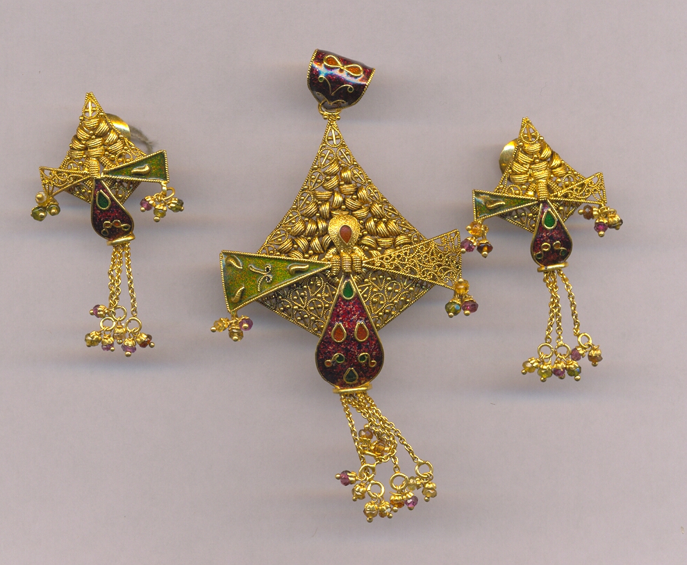 GOLD HALF SET PENDENT ANTIQUE GENERAL