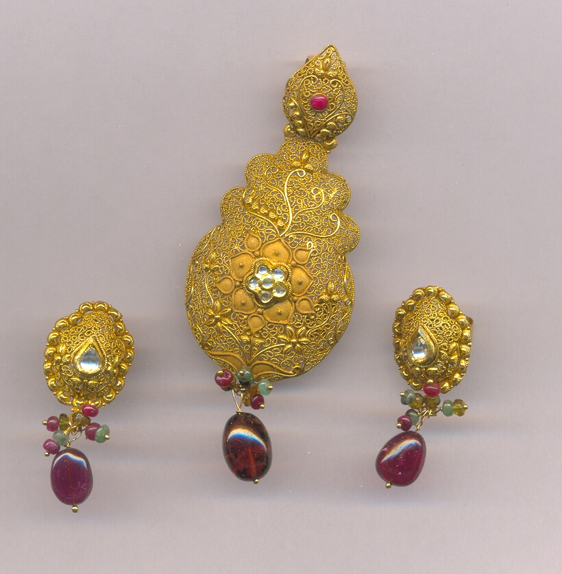 GOLD HALF SET PENDENT ANTIQUE GENERAL