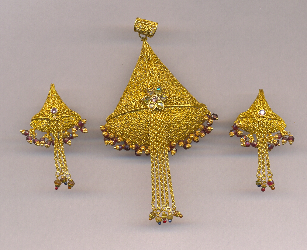 GOLD HALF SET PENDENT ANTIQUE GENERAL