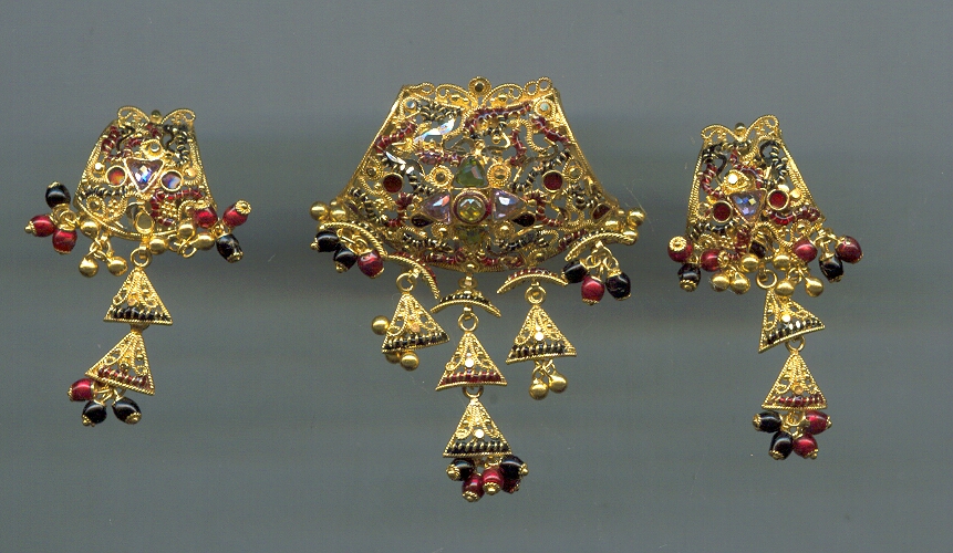 GOLD HALF SET PENDENT ANTIQUE GENERAL