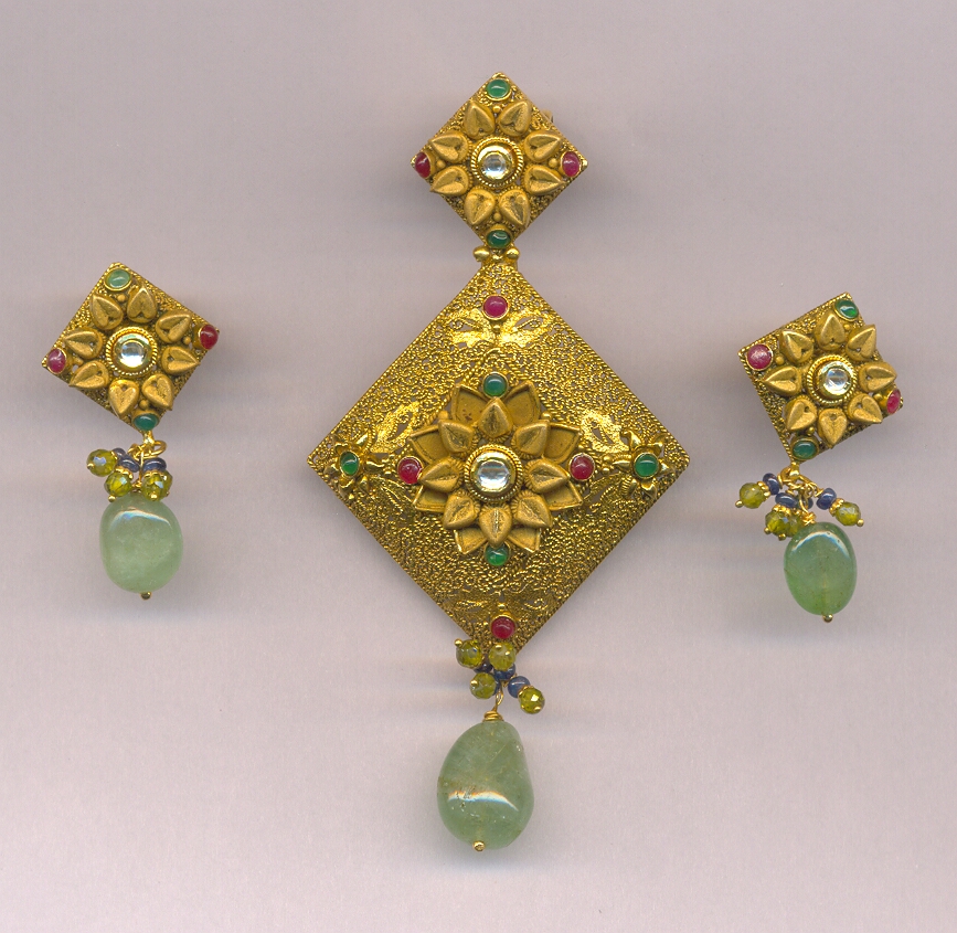 GOLD HALF SET PENDENT ANTIQUE GENERAL