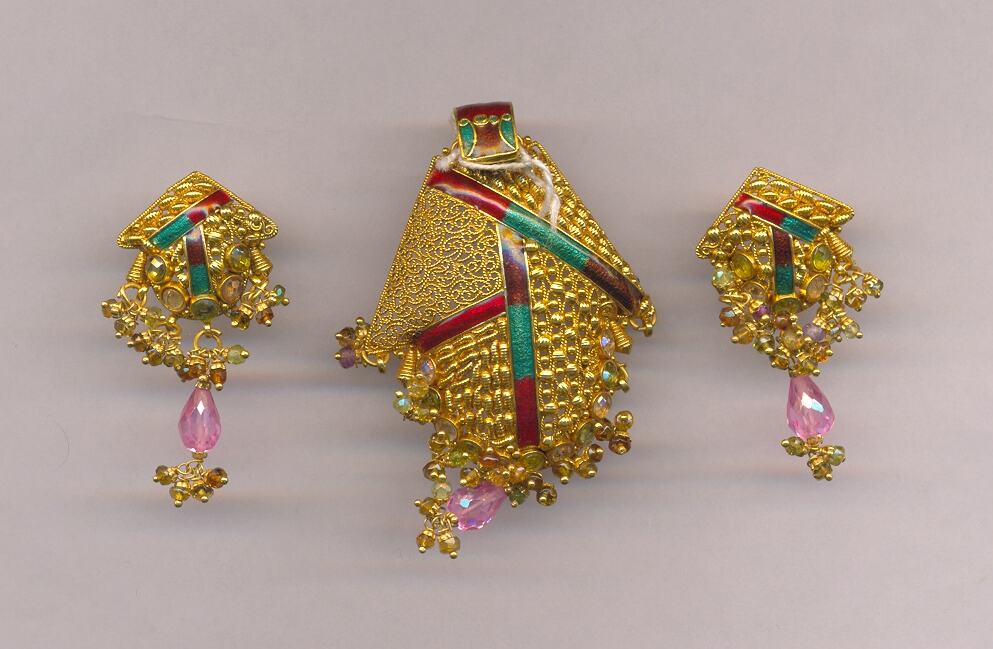 GOLD HALF SET PENDENT ANTIQUE GENERAL