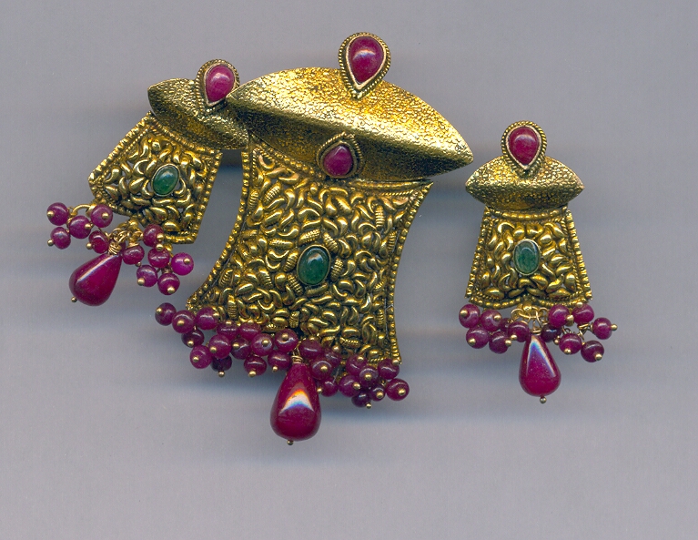 GOLD HALF SET PENDENT ANTIQUE GENERAL