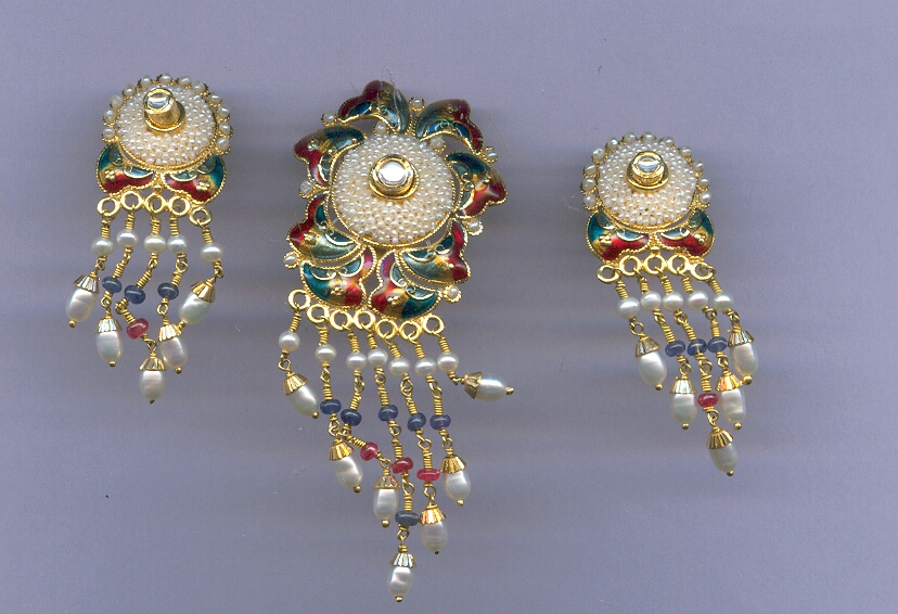 GOLD HALF SET PENDENT DESIGNER EXCLUSIVE