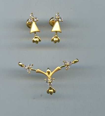GOLD HALF SET PENDENT DESIGNER EXCLUSIVE